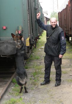 prap. Kraus oznamuje n�lez ukryt� drogy...